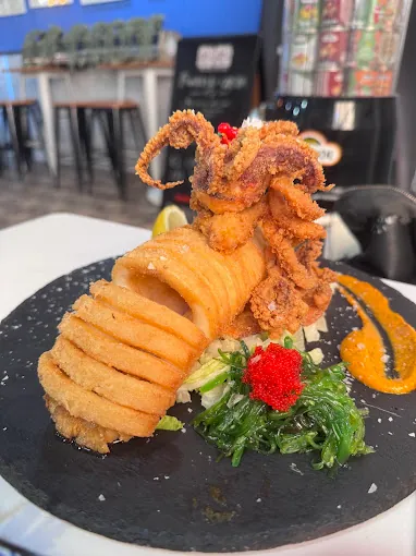 Calamares fritos con ensalada de algas