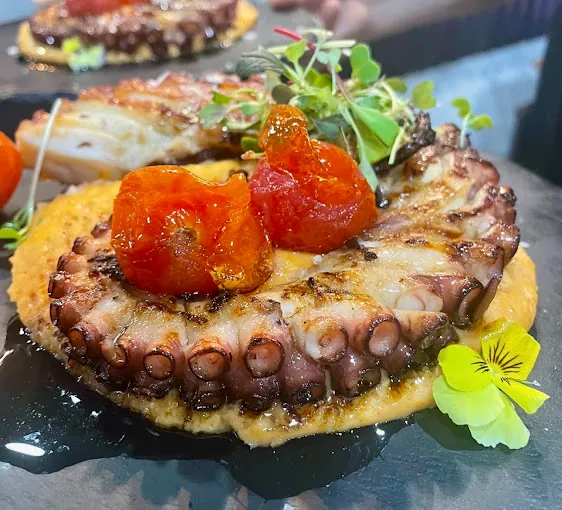 Pata de pulpo a la brasa con tomates cherry